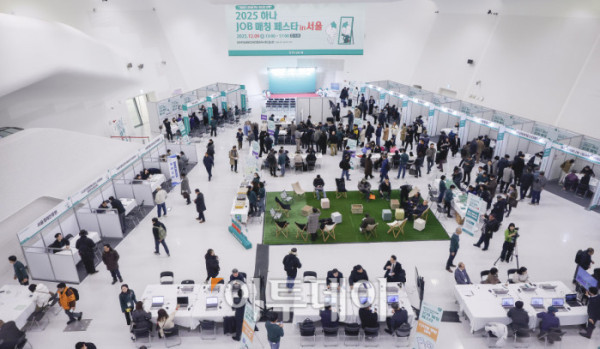 ▲9일 서울 중구 DDP동대문디자인플라자에서 2025 하나 JOB 매칭 페스타 in 서울이 열리고 있다. 이날 열린 하나 JOB 매칭 페스타는 중장년 경력인재에게 채용 정보와 취업 기회를 제공하고, 다양한 프로그램을 통해 취업 준비를 지원하여 구인 기업에게 우수 인재 채용 기회를 제공하는 하나금융그룹의 ESG 사업이다. 조현호 기자 hyunho@
