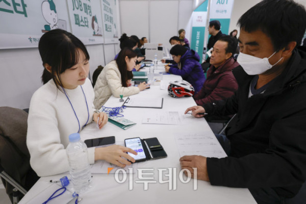 ▲9일 서울 중구 DDP동대문디자인플라자에서 열린 2025 하나 JOB 매칭 페스타 in 서울에서 중장년 구직자들이 채용 상담을 받고 있다. 이날 열린 하나 JOB 매칭 페스타는 중장년 경력인재에게 채용 정보와 취업 기회를 제공하고, 다양한 프로그램을 통해 취업 준비를 지원하여 구인 기업에게 우수 인재 채용 기회를 제공하는 하나금융그룹의 ESG 사업이다. 조현호 기자 hyunho@