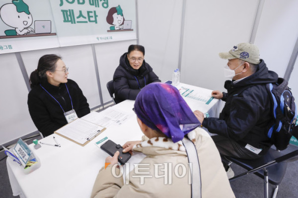 ▲9일 서울 중구 DDP동대문디자인플라자에서 열린 2025 하나 JOB 매칭 페스타 in 서울에서 중장년 구직자들이 채용 상담을 받고 있다. 이날 열린 하나 JOB 매칭 페스타는 중장년 경력인재에게 채용 정보와 취업 기회를 제공하고, 다양한 프로그램을 통해 취업 준비를 지원하여 구인 기업에게 우수 인재 채용 기회를 제공하는 하나금융그룹의 ESG 사업이다. 조현호 기자 hyunho@