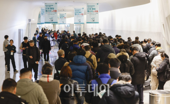 ▲9일 서울 중구 DDP동대문디자인플라자에서 열린 2025 하나 JOB 매칭 페스타 in 서울에서 중장년 구직자들이 박람회장 입장을 위해 길게 줄을 서서 대기하고 있다. 이날 열린 하나 JOB 매칭 페스타는 중장년 경력인재에게 채용 정보와 취업 기회를 제공하고, 다양한 프로그램을 통해 취업 준비를 지원하여 구인 기업에게 우수 인재 채용 기회를 제공하는 하나금융그룹의 ESG 사업이다. 조현호 기자 hyunho@