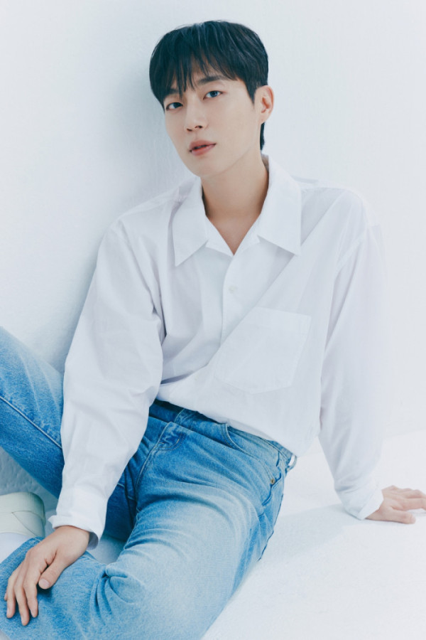 ▲윤두준(사진 = 어라운드어스 제공)