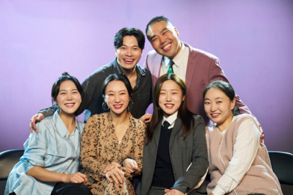 ▲연극 '가족사진'에 출연 중인 개그맨 김지호(뒷줄 오른쪽)(사진=연극 '가족사진')