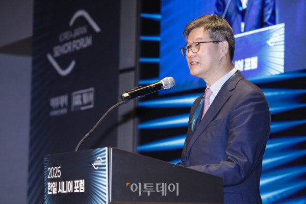 ▲'2025 한일시니어포럼' 조직위원장인 이기일 전 보건복지부 차관이 11일 서울 강남구 웨스틴 서울 파르나스 아틀라스홀에서 열린 2025 한일시니어포럼에서 환영사를 하고 있다. 이투데이와 이투데이피엔씨가 주최한 한일 시니어포럼은 시니어 이코노미를 핵심 주제로, 양국의 정책적 과제와 산업적 해법을 심도 있게 논의하는 국제 교류의 장이다. 시니어 비즈니스가 미래 성장을 견인하는 주체임을 강조하며, 생태계 활성화를 위한 정책·비즈니스·기술 전반에서 필요한 혁신과 전환점을 모색한다. 조현호 기자 hyunho@(이투데이DB)