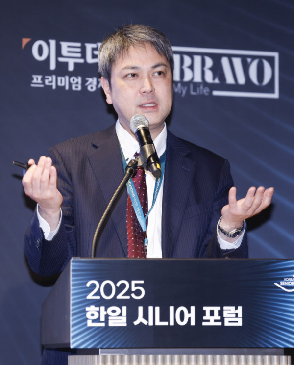 ▲마에다 노부히로 닛세이기초연구소 상석연구원이 11일 서울 삼성동 웨스틴 서울 파르나스 아틀라스홀에서 열린 2025 한일시니어 포럼에서 초고령사회의 과제를 해결하려는 지속가능한 비즈니스와 혁신을 주제로 특별강연을 하고 있다. 이투데이가 주최하고 이투데이피앤씨와 브라보마이라이프가 주관하는 한일 시니어포럼은 시니어 이코노미를 핵심 주제로, 양국의 정책적 과제와 산업적 해법을 심도 있게 논의하는 국제 교류의 장으로서 시니어 비즈니스가 미래 성장을 견인하는 주체임을 강조하며, 생태계 활성화를 위한 정책·비즈니스·기술·문화 전반에서 필요한 혁신과 전환점을 모색한다. 조현호 기자 hyunho@(이투데이DB)