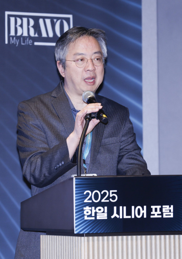 ▲이준영 이모코그 대표가 11일 서울 삼성동 웨스틴 서울 파르나스 아틀라스홀에서 열린 2025 한일 시니어 포럼 세션2 시니어 삶의 질 향상의 두 축: 사회참여와 건강관리에서 '시니어 삶의 질 향상을 위한 기억을 지키는 기술, 디지털 인지케어'를 주제로 발표를 하고 있다. 이투데이와 이투데이피엔씨가 주최한 한일 시니어포럼은 시니어 이코노미를 핵심 주제로, 양국의 정책적 과제와 산업적 해법을 심도 있게 논의하는 국제 교류의 장이다. 시니어 비즈니스가 미래 성장을 견인하는 주체임을 강조하며, 생태계 활성화를 위한 정책·비즈니스·기술 전반에서 필요한 혁신과 전환점을 모색한다. 조현호 기자 hyunho@(이투데이DB)