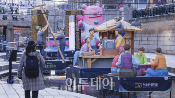 ▲2025 서울빛초롱축제 개막을 앞둔 12일 서울 청계천 일대에 조형물이 설치되어 있다. 조현호 기자 hyunho@