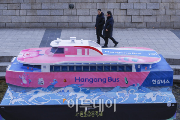 ▲2025 서울빛초롱축제 개막을 앞둔 12일 서울 청계천 일대에 조형물이 설치되어 있다. 조현호 기자 hyunho@