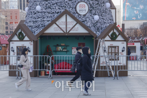 ▲광화문 크리스마스 마켓 개막을 앞둔 12일 서울 광화문광장 일대에 조형물이 설치되어 있다. 조현호 기자 hyunho@