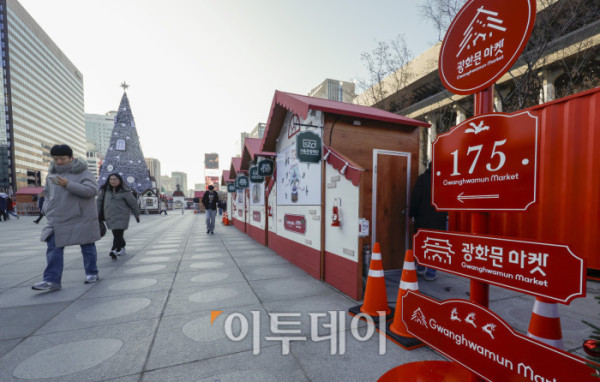 ▲광화문 크리스마스 마켓 개막을 앞둔 12일 서울 광화문광장 일대에 조형물이 설치되어 있다. 조현호 기자 hyunho@