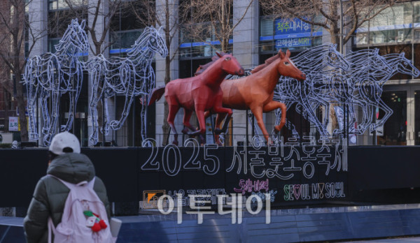 ▲2025 서울빛초롱축제 개막을 앞둔 12일 서울 청계천 일대에 조형물이 설치되어 있다. 조현호 기자 hyunho@