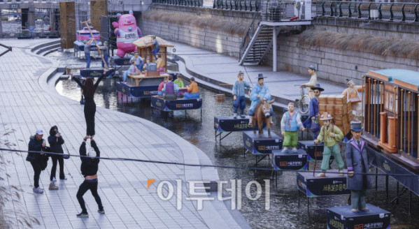 ▲2025 서울빛초롱축제 개막을 앞둔 12일 서울 청계천 일대에 조형물이 설치되어 있다. 조현호 기자 hyunho@