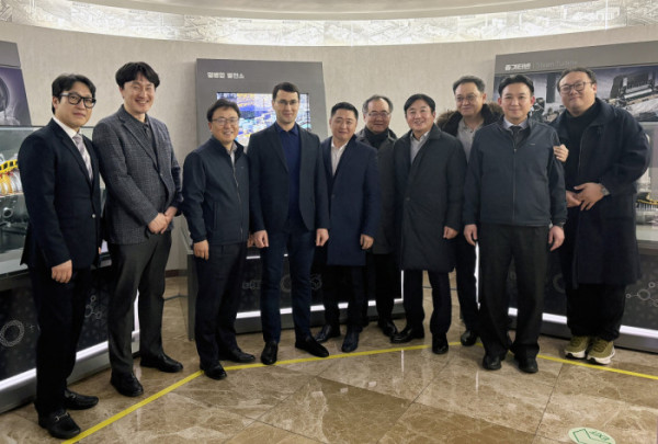 ▲한난 김봉균 미래사업처장(왼쪽에서 세번째)과 우즈벡 나즈미딘코자 샤리포프 타슈켄트주 부주지사(왼쪽에서 네번째)(사진제공=한국지역난방공사)