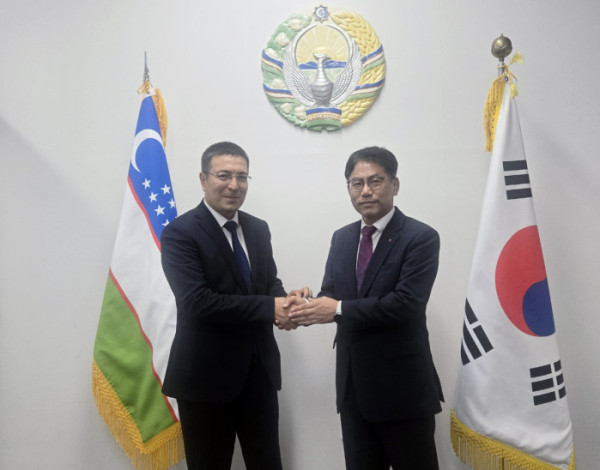 ▲우즈벡 잠쉬드존  압두주후로프 농림부 차관(왼쪽)과 한난 이병휘 사업본부장(사진제공=한국지역난방공사)