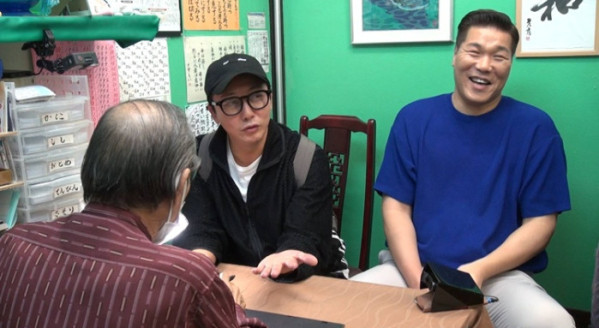 ▲'미우새' 오키나와 손금 가게(사진제공=SBS)