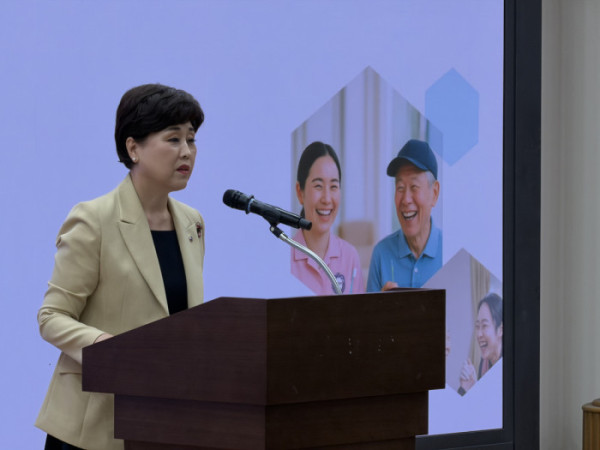 ▲박정란 대한치과위생사협회장이 국회에서 열린 ‘노인요양시설 치과위생사 배치 방안’ 토론회에서 인사말을 통해 요양시설 내 구강관리 제도 개선 필요성을 강조하고 있다.(이준호 기자)