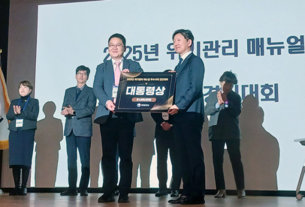 ▲김용선 한국지역난방공사 재난안전부장이 위기관리 매뉴얼 경진대회에서 대통령상을 수상하고 있다.(사진제공=한국지역난방공사)