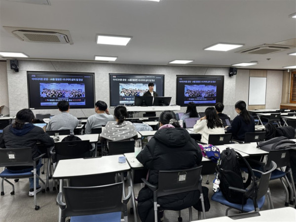 ▲정동호 시니어퓨처 대표가 12일 한양대학교에서 열린 에이지테크 특강에서 초고령사회와 시니어 산업의 변화, 청년과 AI의 역할에 대해 강연하고 있다.(시니어퓨처 제공)