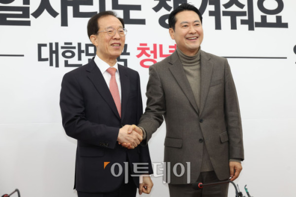 ▲장동혁(오른쪽) 국민의힘 대표가 16일 서울 여의도 국회에서 이석연 국민통합위원장을 접견하고 있다. 고이란 기자 photoeran@ (이투데이DB)