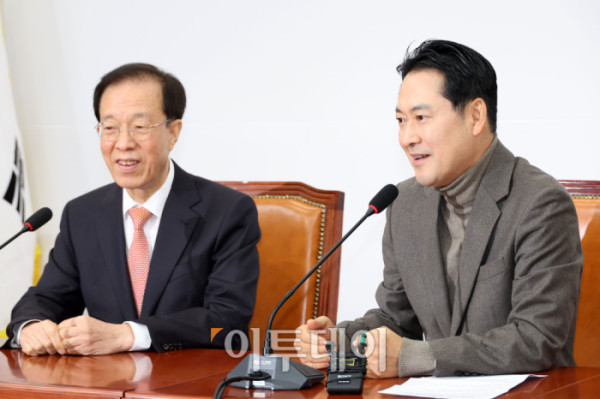 ▲장동혁(오른쪽) 국민의힘 대표가 16일 서울 여의도 국회에서 이석연 국민통합위원장을 접견하고 있다. 고이란 기자 photoeran@ (이투데이DB)