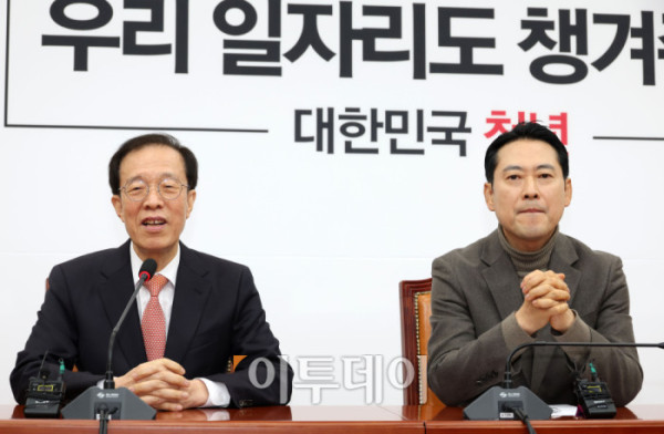 ▲16일 서울 여의도 국회에서 이석연(왼쪽) 국민통합위원장이 장동혁 국민의힘 대표를 예방하고 있다. 고이란 기자 photoeran@ (이투데이DB)