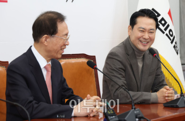 ▲장동혁(오른쪽) 국민의힘 대표가 16일 서울 여의도 국회에서 이석연 국민통합위원장을 접견하고 있다. 고이란 기자 photoeran@ (이투데이DB)