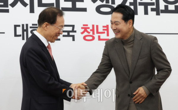 ▲장동혁(오른쪽) 국민의힘 대표가 16일 서울 여의도 국회에서 이석연 국민통합위원장을 접견하고 있다. 고이란 기자 photoeran@ (이투데이DB)