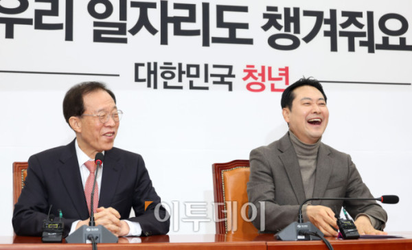 ▲장동혁(오른쪽) 국민의힘 대표가 16일 서울 여의도 국회에서 이석연 국민통합위원장을 접견하고 있다. 고이란 기자 photoeran@ (이투데이DB)