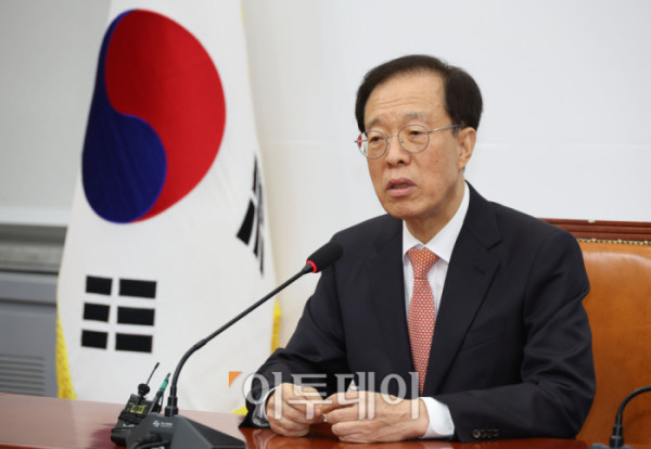 ▲ 16일 서울 여의도 국회에서 이석연 국민통합위원장이 장동혁 국민의힘 대표를 예방하고 있다. 고이란 기자 photoeran@ (이투데이DB)