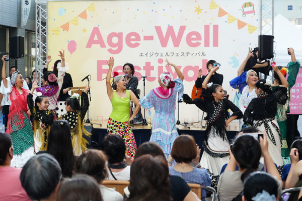 ▲지난 9월 도쿄에서 열린 '에이지웰 페스티벌 2025'에서 5세부터 80대까지 함께하는 ‘Candela(칸데라) 마츠 아야카 플라멩코 교실’이 플라멩코 공연을 선보이고 있다.(에이지웰재팬 제공)