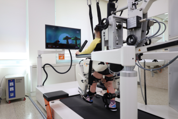 ▲로봇치료 모습 (어린이병원 )