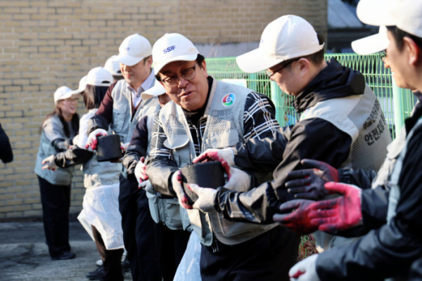 ▲정훈 학교안전공제중앙회 이사장이 '사랑의 연탄나눔' 봉사에 참여했다.(사진제공=학교안전공제중앙회)