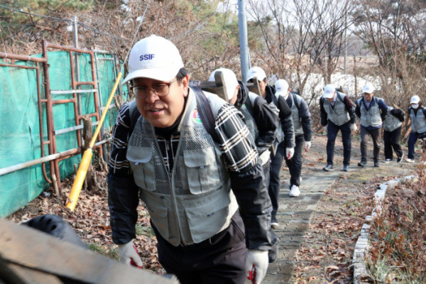 ▲정훈 학교안전공제중앙회 이사장이 '사랑의 연탄나눔' 봉사에 참여했다.(사진제공=학교안전공제중앙회)