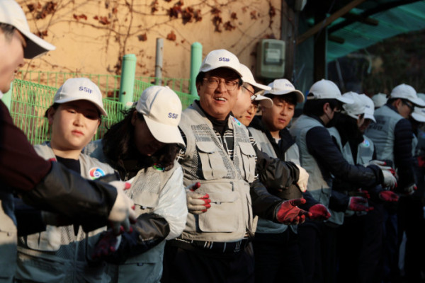 ▲정훈 학교안전공제중앙회 이사장이 '사랑의 연탄나눔' 봉사에 참여했다.(사진제공=학교안전공제중앙회)