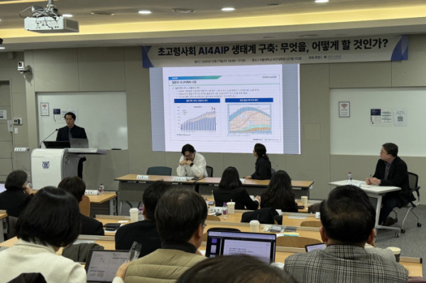 ▲옥상훈 네이버클라우드 사업 리더가 ‘클로바 케어콜’을 사례로 전화 기반 생성형 AI 안부 서비스의 운영 구조와 디지털 포용 전략을 소개하고 있다.(서울대학교 AI연구원 건강·돌봄 AI 센터)