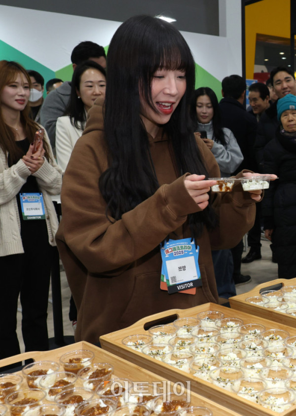▲19일 서울 양재 aT센터 제1전시장에서 에그테크코리아 2025(EggTech Korea 2025) 공식 앰배서더 쯔양이 '조인' 부스에서 시식을 하며 관계자의 설명을 듣고 있다. 21일까지 열리는 에그테크 코리아 2025는 '계란·미래·K-푸드·웰니스'를 키워드로 스마트 양계 기술부터 동물복지, 친환경 패키징, 건강한 먹거리까지 계란 산업 전반을 만나볼 수 있다. 고이란 기자 photorean@ 