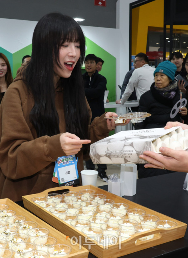 ▲19일 서울 양재 aT센터 제1전시장에서 에그테크코리아 2025(EggTech Korea 2025) 공식 앰배서더 쯔양이 '조인' 부스에서 시식을 하며 관계자의 설명을 듣고 있다. 21일까지 열리는 에그테크 코리아 2025는 '계란·미래·K-푸드·웰니스'를 키워드로 스마트 양계 기술부터 동물복지, 친환경 패키징, 건강한 먹거리까지 계란 산업 전반을 만나볼 수 있다. 고이란 기자 photorean@ 