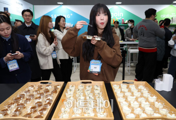 ▲19일 서울 양재 aT센터 제1전시장에서 에그테크코리아 2025(EggTech Korea 2025) 공식 앰배서더 쯔양이 '조인' 부스에서 시식을 하며 관계자의 설명을 듣고 있다. 21일까지 열리는 에그테크 코리아 2025는 '계란·미래·K-푸드·웰니스'를 키워드로 스마트 양계 기술부터 동물복지, 친환경 패키징, 건강한 먹거리까지 계란 산업 전반을 만나볼 수 있다. 고이란 기자 photorean@ 