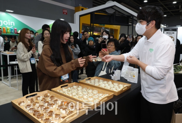 ▲19일 서울 양재 aT센터 제1전시장에서 에그테크코리아 2025(EggTech Korea 2025) 공식 앰배서더 쯔양이 '조인' 부스에서 시식을 하며 관계자의 설명을 듣고 있다. 21일까지 열리는 에그테크 코리아 2025는 '계란·미래·K-푸드·웰니스'를 키워드로 스마트 양계 기술부터 동물복지, 친환경 패키징, 건강한 먹거리까지 계란 산업 전반을 만나볼 수 있다. 고이란 기자 photorean@ 