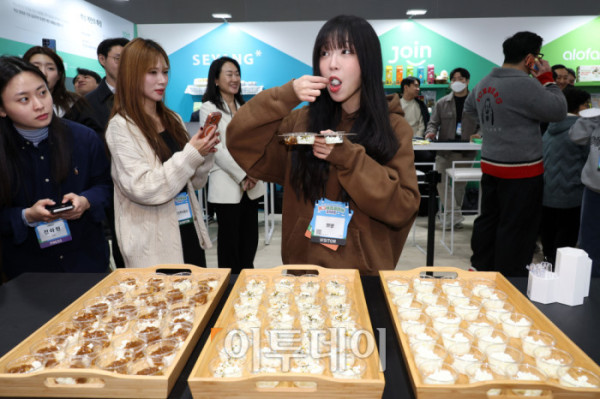 ▲19일 서울 양재 aT센터 제1전시장에서 에그테크코리아 2025(EggTech Korea 2025) 공식 앰배서더 쯔양이 '조인' 부스에서 시식을 하며 관계자의 설명을 듣고 있다. 21일까지 열리는 에그테크 코리아 2025는 '계란·미래·K-푸드·웰니스'를 키워드로 스마트 양계 기술부터 동물복지, 친환경 패키징, 건강한 먹거리까지 계란 산업 전반을 만나볼 수 있다. 고이란 기자 photorean@ 