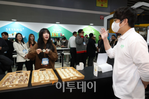 ▲19일 서울 양재 aT센터 제1전시장에서 에그테크코리아 2025(EggTech Korea 2025) 공식 앰배서더 쯔양이 '조인' 부스에서 시식을 하며 관계자의 설명을 듣고 있다. 21일까지 열리는 에그테크 코리아 2025는 '계란·미래·K-푸드·웰니스'를 키워드로 스마트 양계 기술부터 동물복지, 친환경 패키징, 건강한 먹거리까지 계란 산업 전반을 만나볼 수 있다. 고이란 기자 photorean@ 