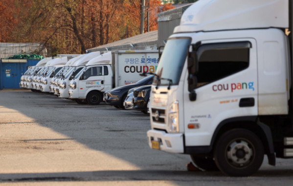 ▲쿠팡 이용자 3370만여 명의 이름과 전화번호, 주소 등의 개인정보가 유출된 가운데 1일 서울의 한 쿠팡 물류센터 인근에 차량이 주차돼 있다. 신태현 기자 holjjak@(이투데이DB)