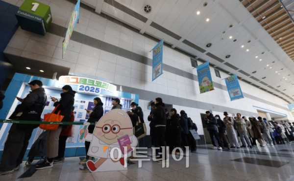 ▲21일 서울 서초구 aT센터에서 열린 '에그테크코리아 2025(EggTech Korea 2025)'에서 관람객들이 입장을 기다리며 길게 줄을 서고 있다. 고이란 기자 photoeran@