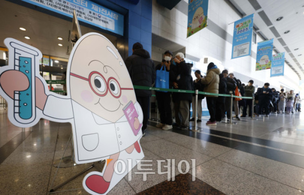 ▲21일 서울 서초구 aT센터에서 열린 '에그테크코리아 2025(EggTech Korea 2025)'에서 관람객들이 입장을 기다리며 길게 줄을 서고 있다. 고이란 기자 photoeran@