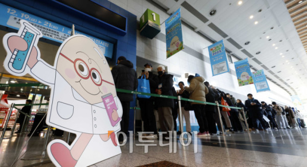 ▲21일 서울 서초구 aT센터에서 열린 '에그테크코리아 2025(EggTech Korea 2025)'에서 관람객들이 입장을 기다리며 길게 줄을 서고 있다. 고이란 기자 photoeran@