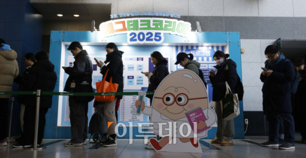 ▲21일 서울 서초구 aT센터에서 열린 '에그테크코리아 2025(EggTech Korea 2025)'에서 관람객들이 입장을 기다리며 길게 줄을 서고 있다. 고이란 기자 photoeran@