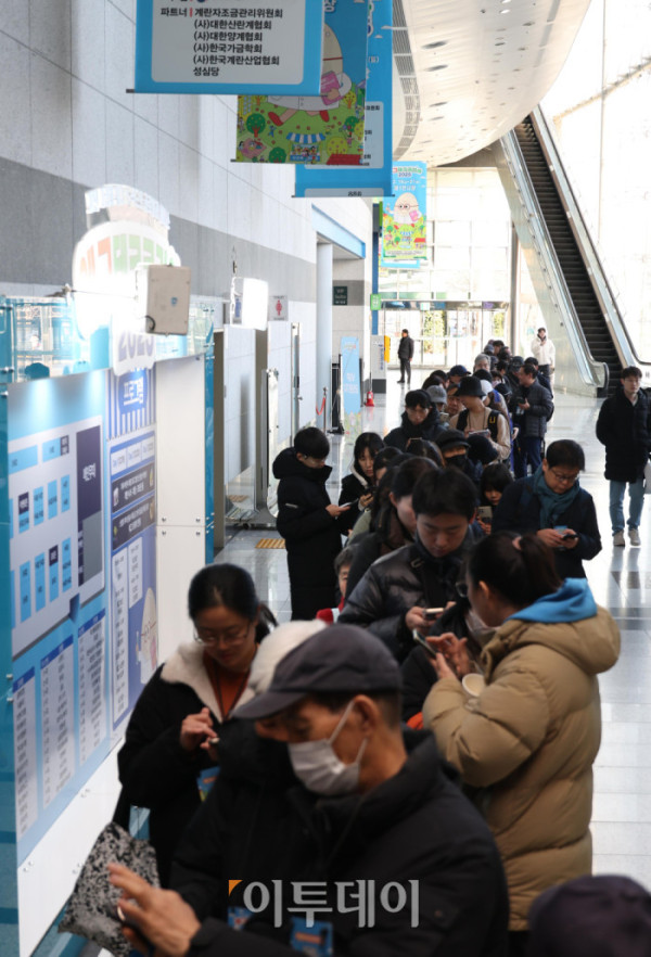 ▲21일 서울 서초구 aT센터에서 열린 '에그테크코리아 2025(EggTech Korea 2025)'에서 관람객들이 입장을 기다리며 길게 줄을 서고 있다. 고이란 기자 photoeran@