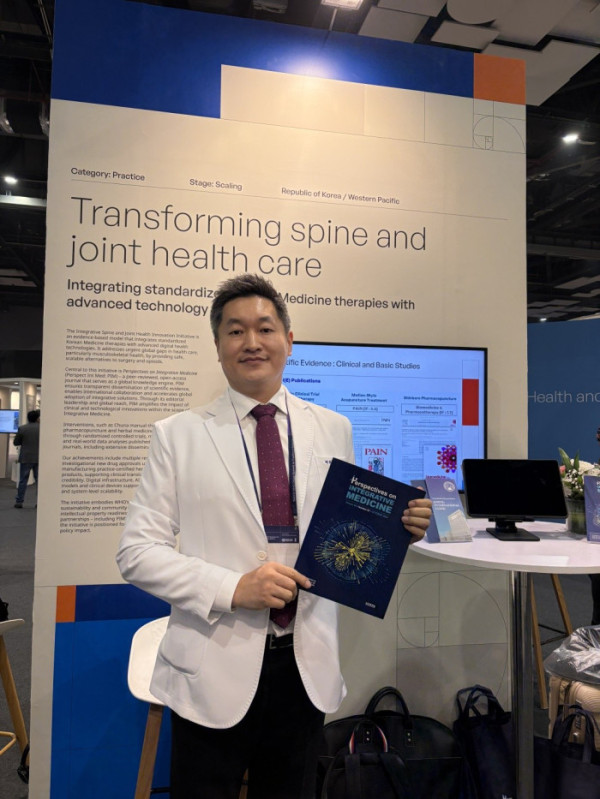 ▲김하늘 부산자생한방병원 병원장이 WHO 전통의학 글로벌 서밋에 마련된 자생한방병원 부스에서 기념촬영을 하고 있다.(자생한방병원)