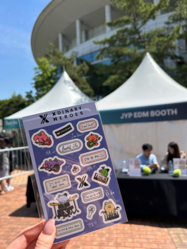 ▲EDM Giving Project 엑스디너리 히어로즈 콘서트 현장 부스(사진제공=JYP엔터테인먼트)