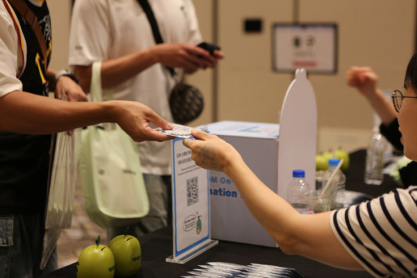 ▲EDM Giving Project 트와이스 콘서트 현장 부스(사진제공=JYP엔터테인먼트)