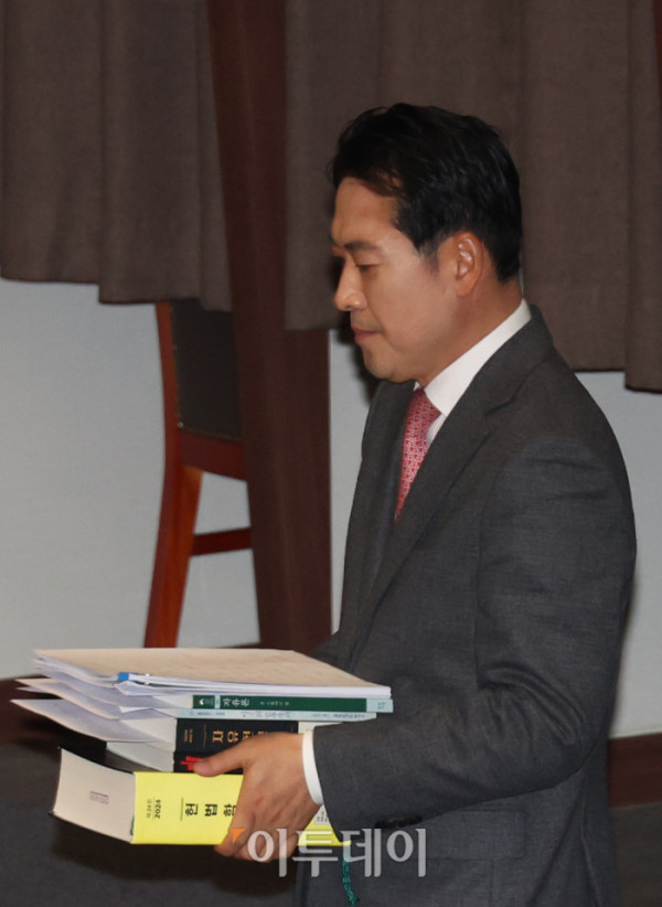▲22일 서울 여의도 국회 본회의에서 12·3 윤석열 비상계엄 등에 대한 전담재판부 설치 및 제보자 보호 등에 관한 특별법과 관련해 장동혁 국민의힘 대표가 무제한토론(필리버스터)을 하기 위해 입장하고 있다. 이날 장 대표는 필리버스터를 위해 헌법학(성낙인), 자유론(존 스튜어트 밀), 미국의 민주주의(알렉시스 드 토크빌), 자유헌정론(프리드리히 하이에크), 어떻게 민주주의는 무너지는가(스티븐 레비츠키, 대니얼 지블랫) 등의 도서를 준비했다. 고이란 기자 photoeran@